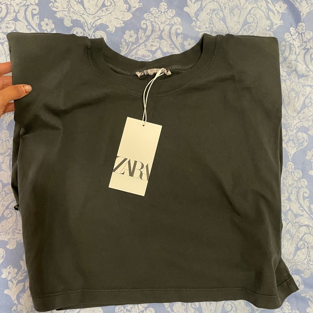 Gray crop top with shoulder pads from Zara.